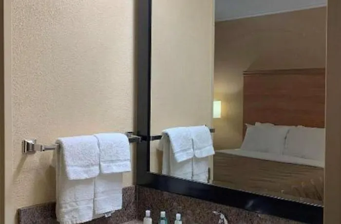 Quality Near Starved Rock State Park Hotel 3*